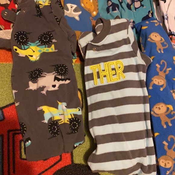 7 pairs of fleece footed pjs - Picture 2 of 6